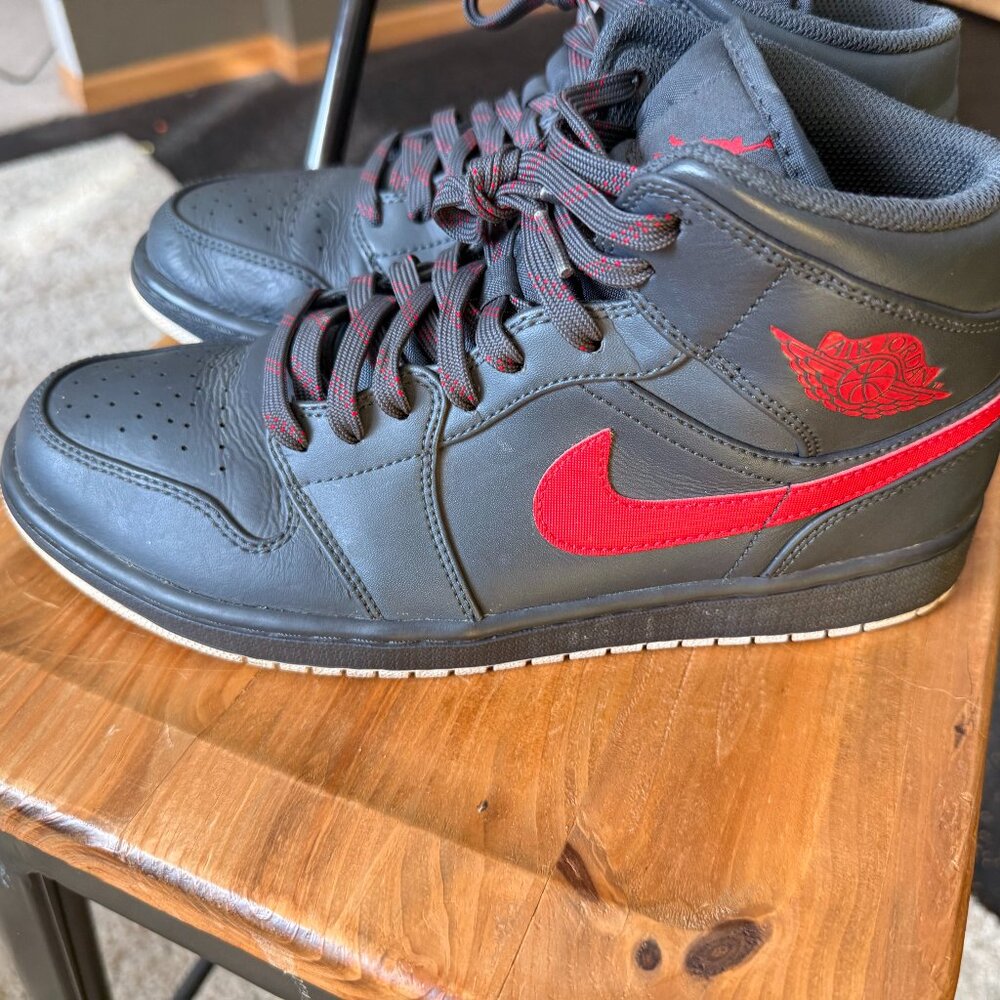 Air Jordan 1 Retro Mid 'Anthracite'. Sz -9.5